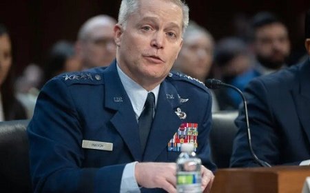 بعد فضيحة "  سيغنال " .. ترامب يقيل مسؤولين رفيعي المستوى