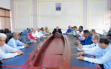 رئيس جامعة عدن يطَّلع على سير العمل والانضباط الوظيفي في الديوان والكليات