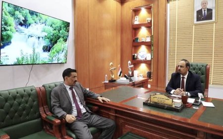 محافظ حضرموت يبحث مع مساعد وزير الدفاع لشؤون الموارد البشرية تعزيز خطط تنمية الكوادر العسكرية