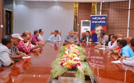 معاون يتراس إجتماع للسلطة المحلية خورمكسر ومؤسسة المياه والصرف الصحي عدن