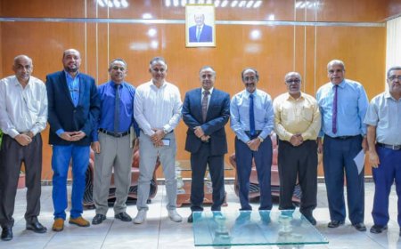 رئيس جامعة عدن يلتقي مدير عام المعلا ويناقش معه عديد من الجوانب المشتركة
