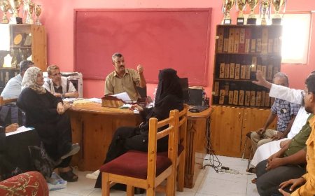 اجتماع مدير إدارة التربية والتعليم مع مدراء المدارس الحكومية: استعدادات لامتحانات الفصل الدراسي الثاني والامتحانات الوزارية