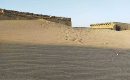 المخا.. كثبان رملية تدفن منازل سكان قرية يختل وسكوت  السلطة المحلية يفاقم الوضع