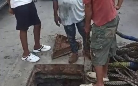 تواصل أعمال تصفية شبكة الصرف الصحي في مديرية صيرة بعدن