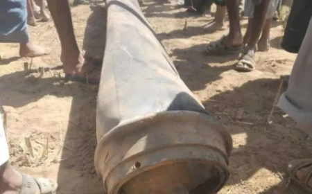 بعد لحظات من إطلاقه.. سقوط صاروخ باليستي قرية (القراديع) بعمران