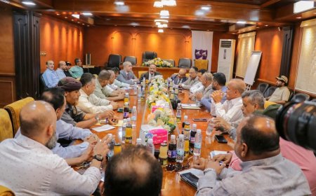 وزير النقل يتفقد سير العمل بمؤسسة موانئ خليج عدن ويؤكد جاهزية ميناء عدن والموانئ المحررة لاستقبال الانشطة التجارية والملاحية 