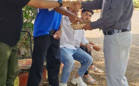 في لفتة طيبة.. عميد كلية اللغات عدن يرحب بطلابه بتوزيع شوكولاتة العيد