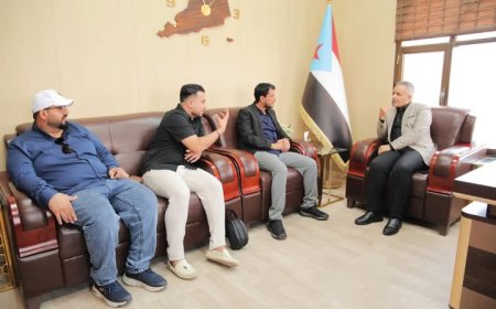 اليافعي يشيد بدور الفن التشكيلي في إيصال الرسائل الوطنية والإبداعية وتعزيز أواصر الإخاء