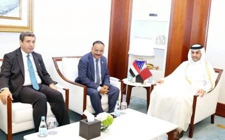 وزير النقل يلتقي نظيره القطري لبحث اوجه التعاون المشترك ويتقدم بطلب فتح الرحلات الجوية بين مطاري عدن وحمد الدوليين