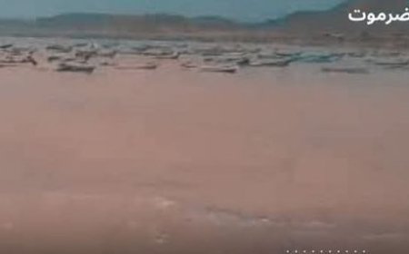 قوات خفر السواحل تنقذ قوارب صيد جرفتها السيول بحضرموت