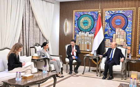 الرئيس العليمي يستقبل السفيرة البريطانية لبحث الأزمة الإنسانية والتهديد الحوثي