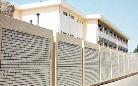 في بلد عربي..مجهول يتسلق سور مدرسة  ويعتدي  على تلميذة