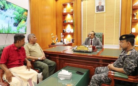 -سائق حافلة عثر على مبلغ 70 ألف ريال سعودي وسلّمه لصاحبته العجوز-محافظ حضرموت يُكرِّم مواطنًا لتمثيله قيم الأمانة والإخلاص