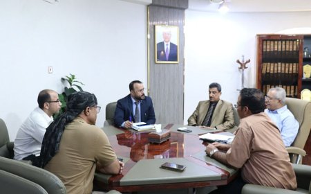 وزير الأشغال يناقش تنفيذ مشروع طريق حيوي يربط محافظتي الضالع ولحج