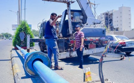مدير صيرة يتفقد أعمال استبدال أعمدة الإنارة في خط عدن مول – العاقل