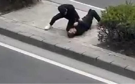 شاب يركل أبيه في الشارع و الكاميرات توثق .. تفاصيل