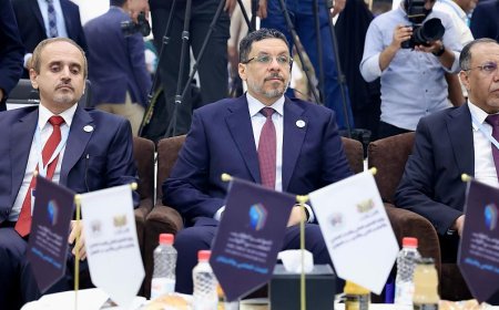 رئيس الوزراء يحضر في عدن افتتاح المؤتمر الطلابي العلمي الأول ويؤكد على تشجيع البحث العلمي