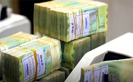 خبير اقتصادي يكشف عن السبب الرئيس في استمرار انهيار الريال اليمني