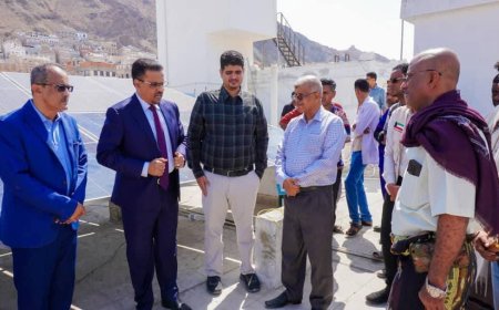 الأمين العام لمحلي حضرموت يدشّن مشروع الطاقة الشمسية بمستشفى المكلا للأمومة والطفولة 