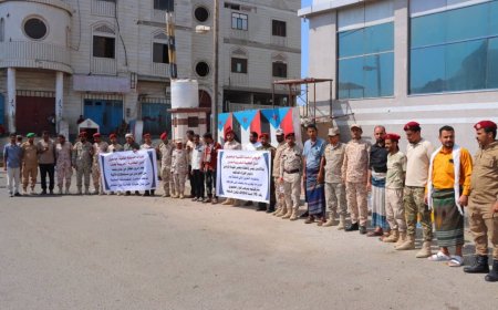ضباط الدفعة الثانية جامعيين خريجي الكلية الحربية عدن ينقدون وقفة احتجاجية امام بوابة معاشيق