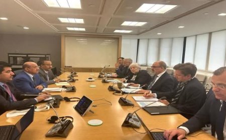 وسط انهيار الريال.. المعبقي وبن بريك يناقشان الوضع الاقتصادي لليمن في اجتماعات الربيع