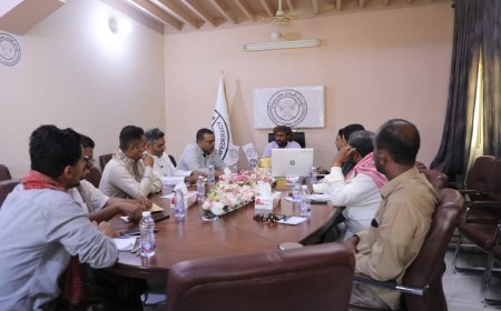 رئيس حلف قبائل حضرموت يناقش مع مجموعة من المختصين مقترحات دعم التوجه نحو الحكم الذاتي 