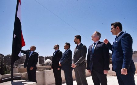 رفع العلم في سارية السفارة اليمنية في دمشق ايذانا بإعادة افتتاحها ومزاولة مهامها