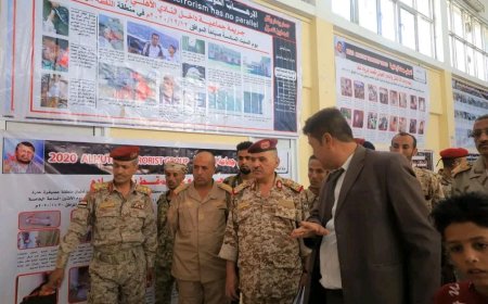 قائد محور تعز يزور معرض الصور التوثيقي لجرائم المليشيات الحوثية الارهابية