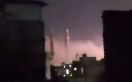 فيديو يوثق لحظة القصف الأمريكي على محيط جامع الصالح بصنعاء