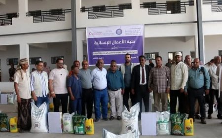 السلطة المحلية تدشن توزيع السلل الغذائية لدعم المعلمين في حيس والخوخة 