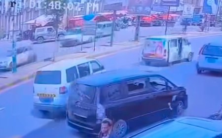 سائق سيارة متهور يدهس ثلاث نساء في شارع عام .. فيديو