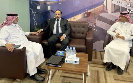 محافظ حضرموت يبحث مع قيادة البرنامج السعودي لتنمية وإعمار اليمن استكمال مشاريع حيوية في التعليم والطرق والصحة والطاقة والبنية التحتية