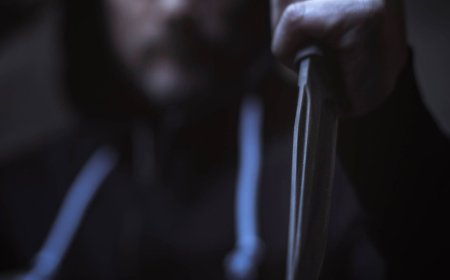 بسبب عملها في عالم التجميل .. اب يقتل ابنته أمام المارة في الشارع ( فيديو )