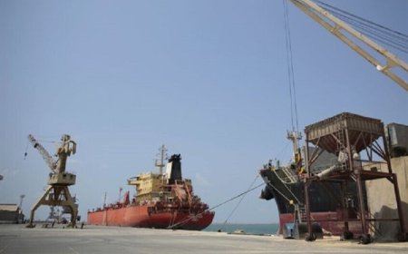 مليشيا الحوثي تواصل احتجاز سفن وبحارة في ميناء رأس عيسى والحكومة تدين