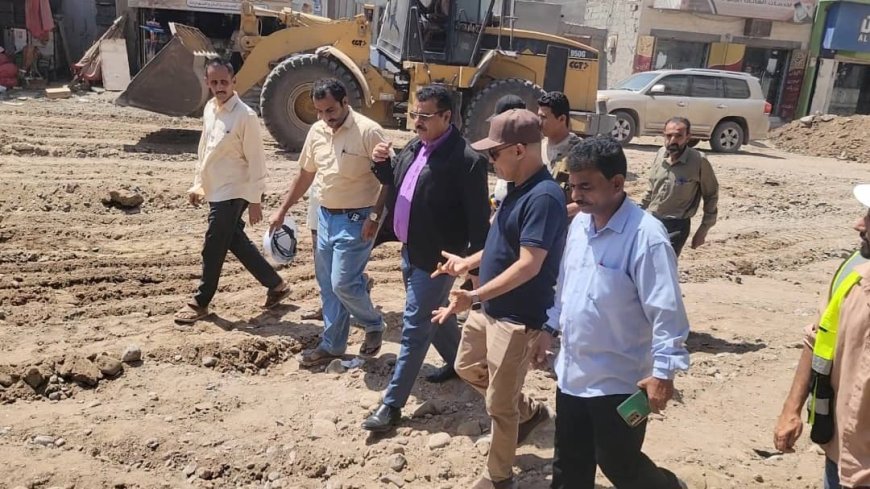 برعاية وزير الدولة - محافظ العاصمة عدن - أحمد حامد لملس..مدير عام المنصورة يدشن مشروع إعادة تأهيل شارع تقاطع الكثيري - السوق المركزي للخضروات والفواكه بتكلفة "170" مليون ريال