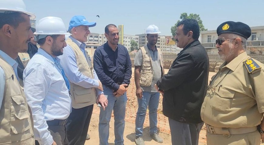 مدير عام المنصورة يتفقد مشروع بناء مخازن مركزية ومحلية للقاحات بعدن