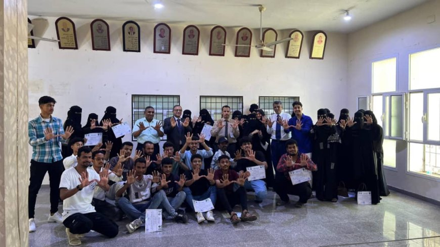بحضور رئيس جامعة عدن،، كلية العلوم الإدارية تختتم دورة استخدام الذكاء الاصطناعي في تأهيل الصم