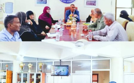 وكيل العاصمة عدن لشؤون التربية والتعليم مع رئيس اللجنة الفرعية للأختبارات بالعاصمة عدن في اجتماعها الدوري الثاني لمناقشة التجهيزات والاستعداد لإجراءات الاختبارات النهائية لإنهاء الشهادة الثانوية العامة للعام الدارسي 2024- 2025م