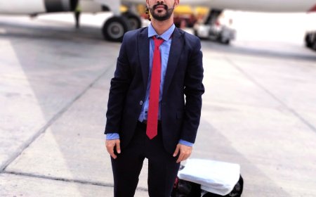 الفنان التشكيلي والخطاط علي بن غُديد يغادر مطار القاهرة الدولي عائدًا إلى أرض الوطن