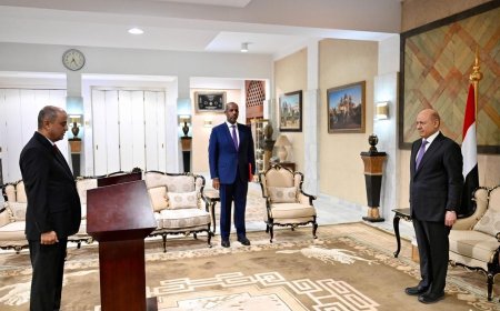 أبناء الفقيد الأستاذ الدكتور أحمد صالح منصَّر يُهنِّئون دولة الأستاذ سالم صالح بن بريك بتعيينه رئيساً لمجلس الوزراء