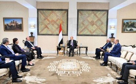 رئيس مجلس القيادة يتسلم دعوة من الرئيس العراقي لحضور مؤتمري القمة العربية