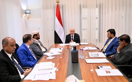 مجلس القيادة الرئاسي يجتمع برئيس مجلس الوزراء ويواصل مناقشة الأوضاع الاقتصادية والخدمية