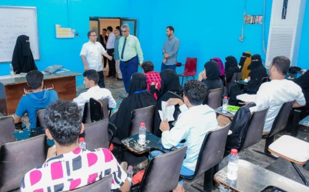 رئيس جامعة عدن يتفقد سير العملية التعليمية في كليتي الآداب والإعلام ومركز المرأة  