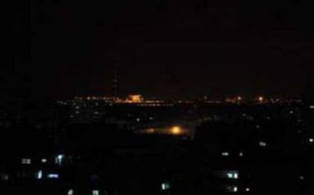 بعد غارات الاحتلال.. صنعاء تغرق في الظلام