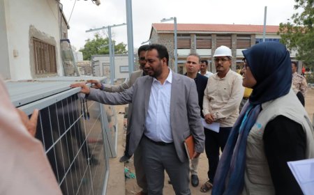 الوزير العكبري يتفقد سير العمل في تنفيذ مشروع منظومة الطاقة الشمسية المتكاملة لمبنى ديوان الوزارة 