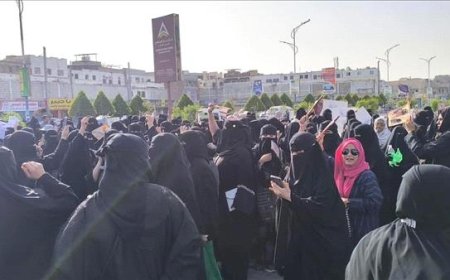 خروج تظاهرة نسوية في عدن للمطالبة بتوفير الخدمات