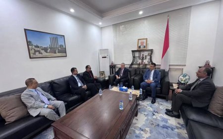 وفد من وزارة التعليم العالي يلتقي السفير الميتمي في بكين لبحث أوضاع الطلاب وتعزيز التعاون الأكاديمي