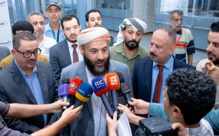 وزير الأوقاف يدشّن أولى رحلات التفويج الجوي للحجاج من مطار عدن الدولي