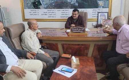 خلال لقائه بمدير عام مكتب السياحة بعدن..مدير المنصورة يناقش سير النشاط السياحي بالمديرية