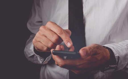 اصيب بالانحناء الابدي بسبب كثرة استخدامه للهاتف .. ( صور )